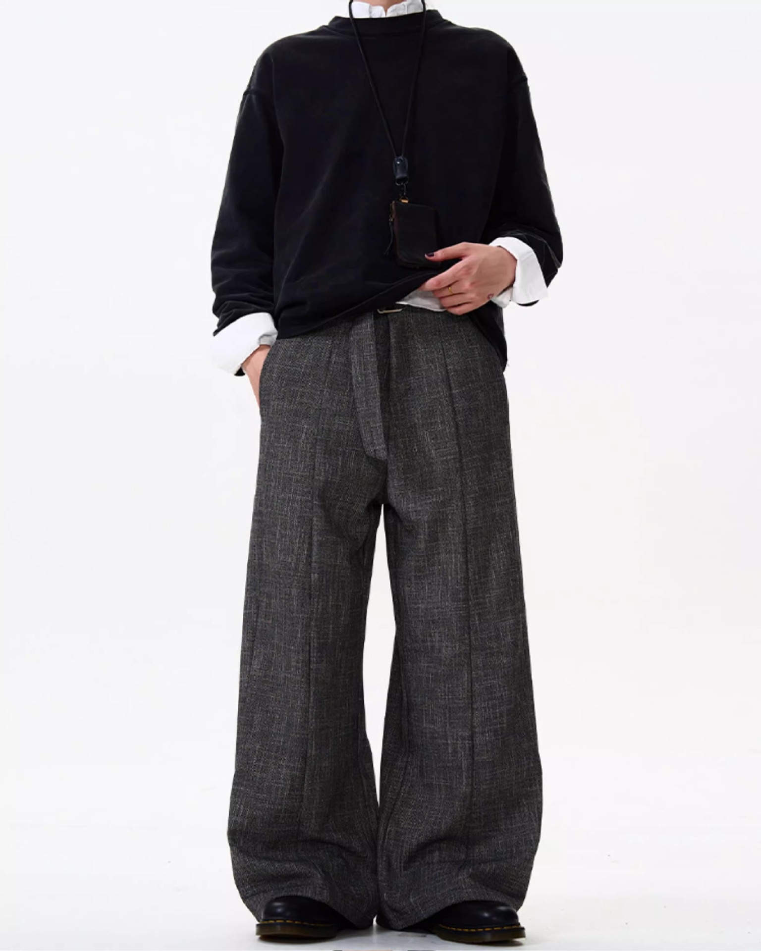 Lässige Herrenhose im Vintage-Stil mit elegantem Drapé, hochwertiger Textur und geradem Bein._voghion.com