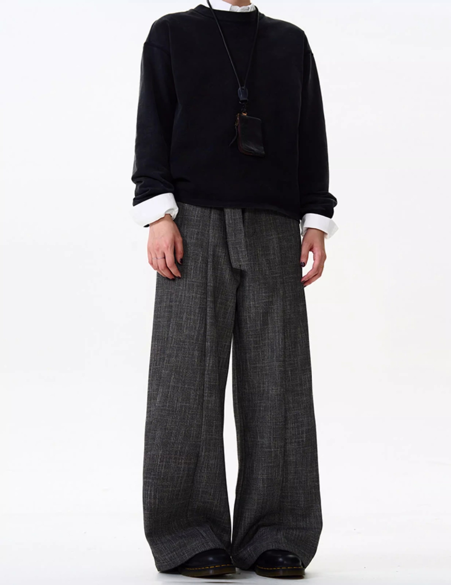 Lässige Herrenhose im Vintage-Stil mit elegantem Drapé, hochwertiger Textur und geradem Bein._voghion.com