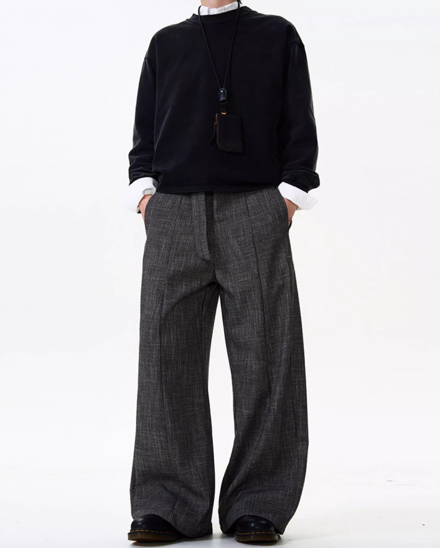 Lässige Herrenhose im Vintage-Stil mit elegantem Drapé, hochwertiger Textur und geradem Bein._voghion.com