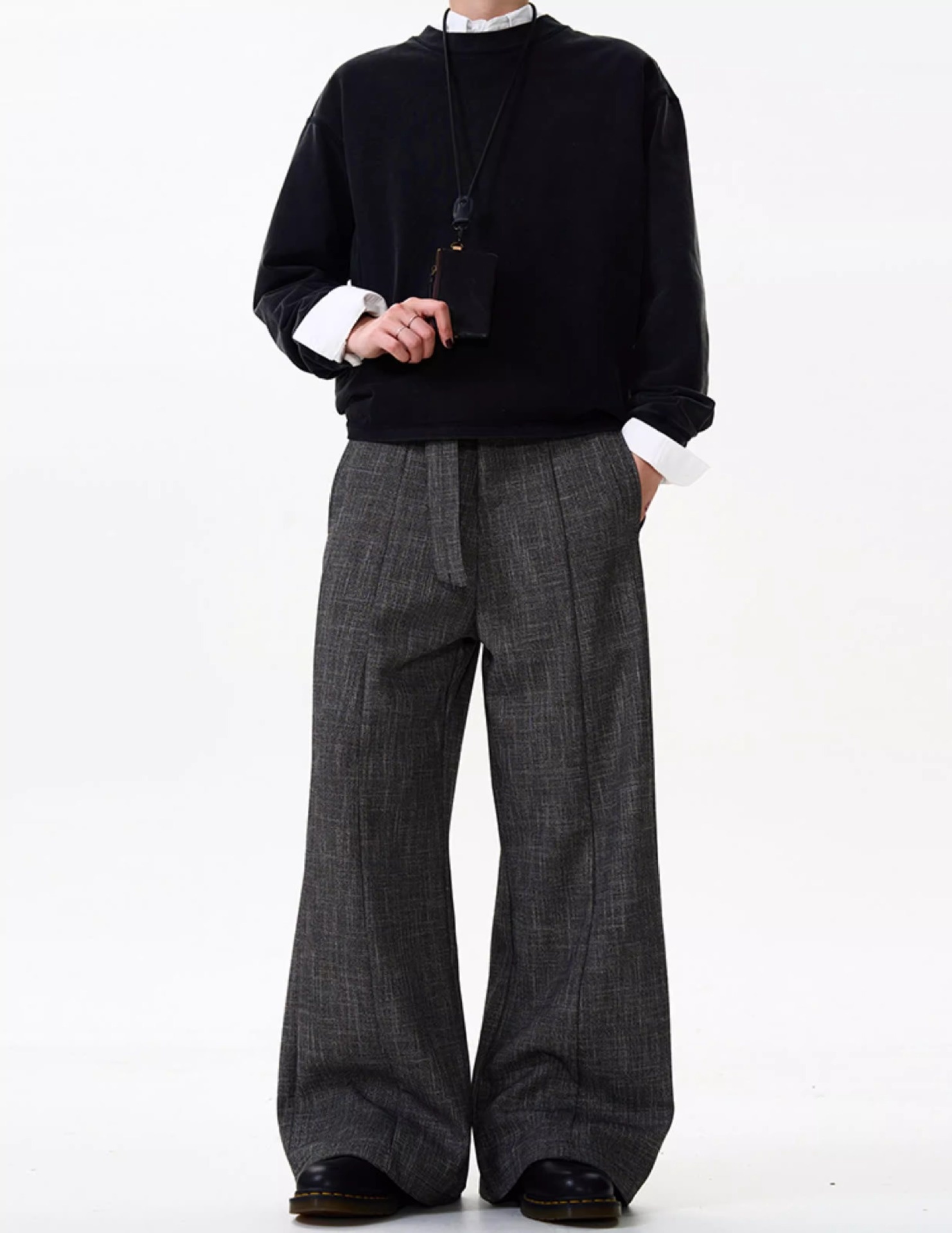 Lässige Herrenhose im Vintage-Stil mit elegantem Drapé, hochwertiger Textur und geradem Bein._voghion.com