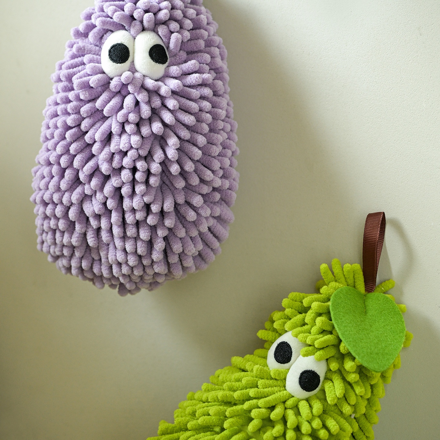 Lillian Chenille Hand Hanging Gift Kitchen Absorbent Cute Big Eyes Cartoon Design Non-Slip Towel_voghion.com