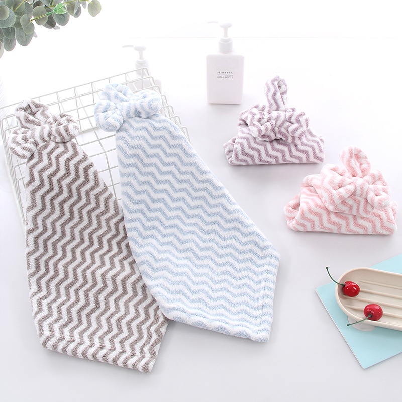 Il produttore Lillian vende asciugamani da appendere in pile di corallo con fiocco per cucina e bagno, morbidi e assorbenti._voghion.com