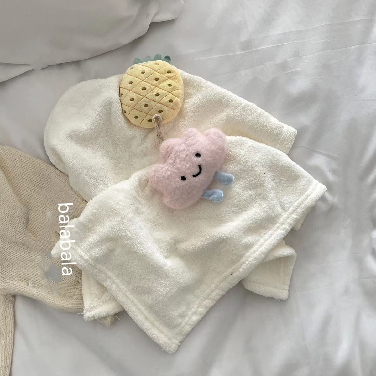 Lillian Absorbent Quick-Dry Household Kitchen Cloth Bear Pineapple Square Baby Hand Towel Cloud Hanging Coral Fleece_voghion.com