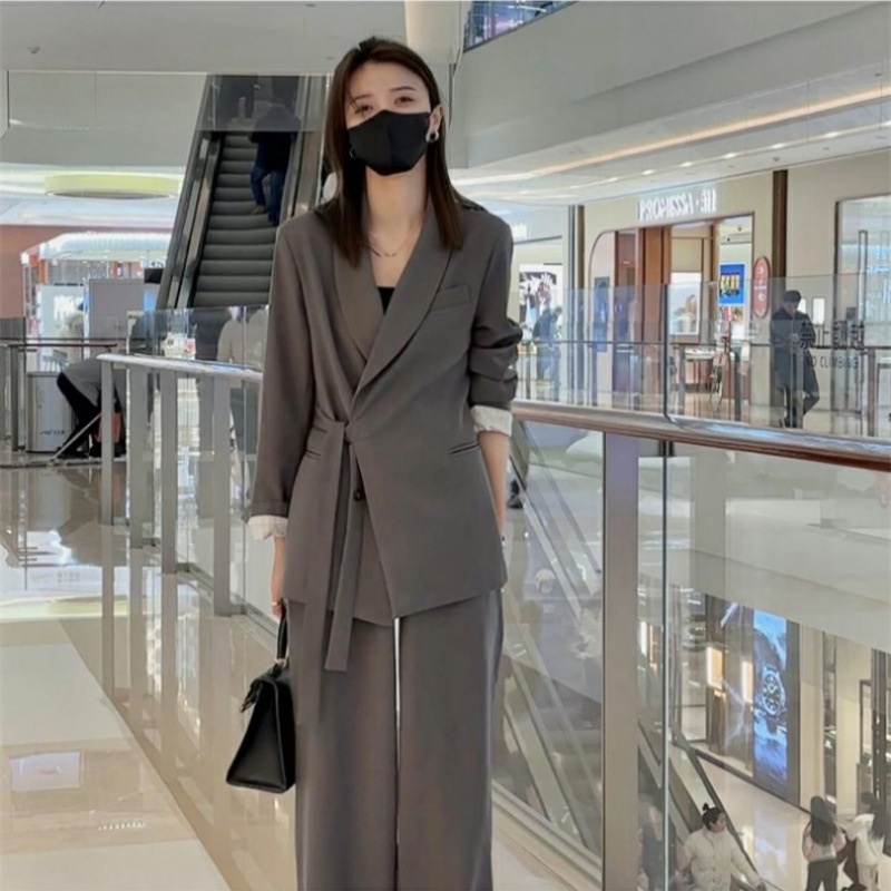 Ensemble deux pièces élégant et raffiné pour femme, collection printemps 2024, style coréen déesse. Veste blazer et pantalon décontractés._voghion.com