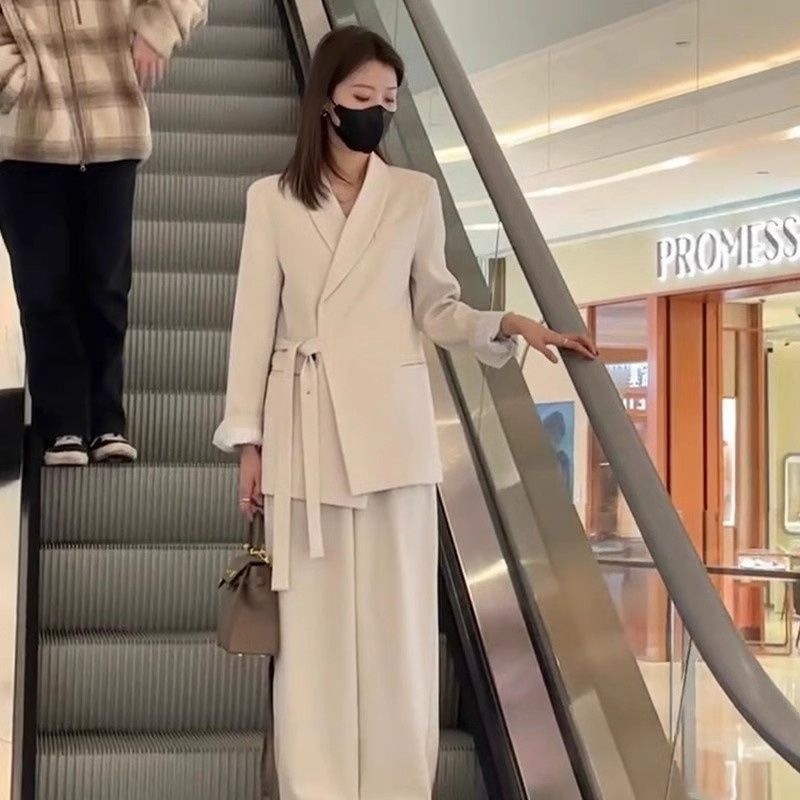 Ensemble deux pièces élégant et raffiné pour femme, collection printemps 2024, style coréen déesse. Veste blazer et pantalon décontractés._voghion.com