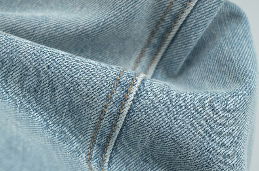 ChicShe 2025 Nieuwe INS Europese en Amerikaanse stijl gewassen witte mid-waist flared broek vloerlengte dames hoge taille afslankend_voghion.com