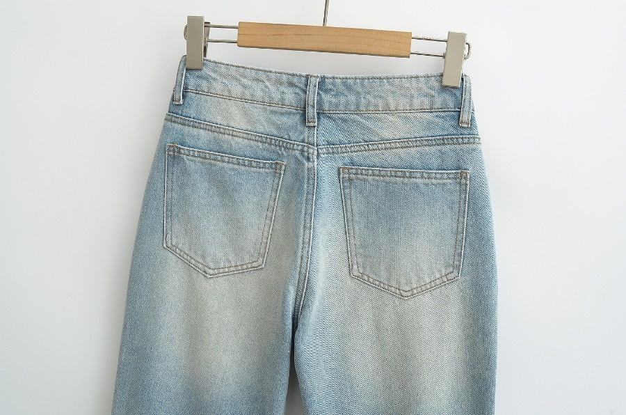 ChicShe 2025 Nieuwe INS Europese en Amerikaanse stijl gewassen witte mid-waist flared broek vloerlengte dames hoge taille afslankend_voghion.com