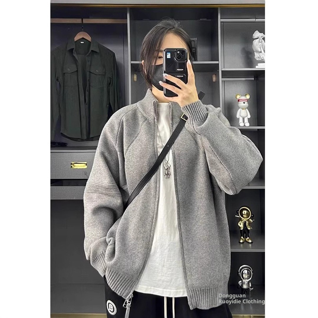 Jungen-Cardigan, grauer Stehkragenpullover, Herren-Herbst-Winter-Style, amerikanische Trendmarke, College-Stil, coole Strickjacke_voghion.com