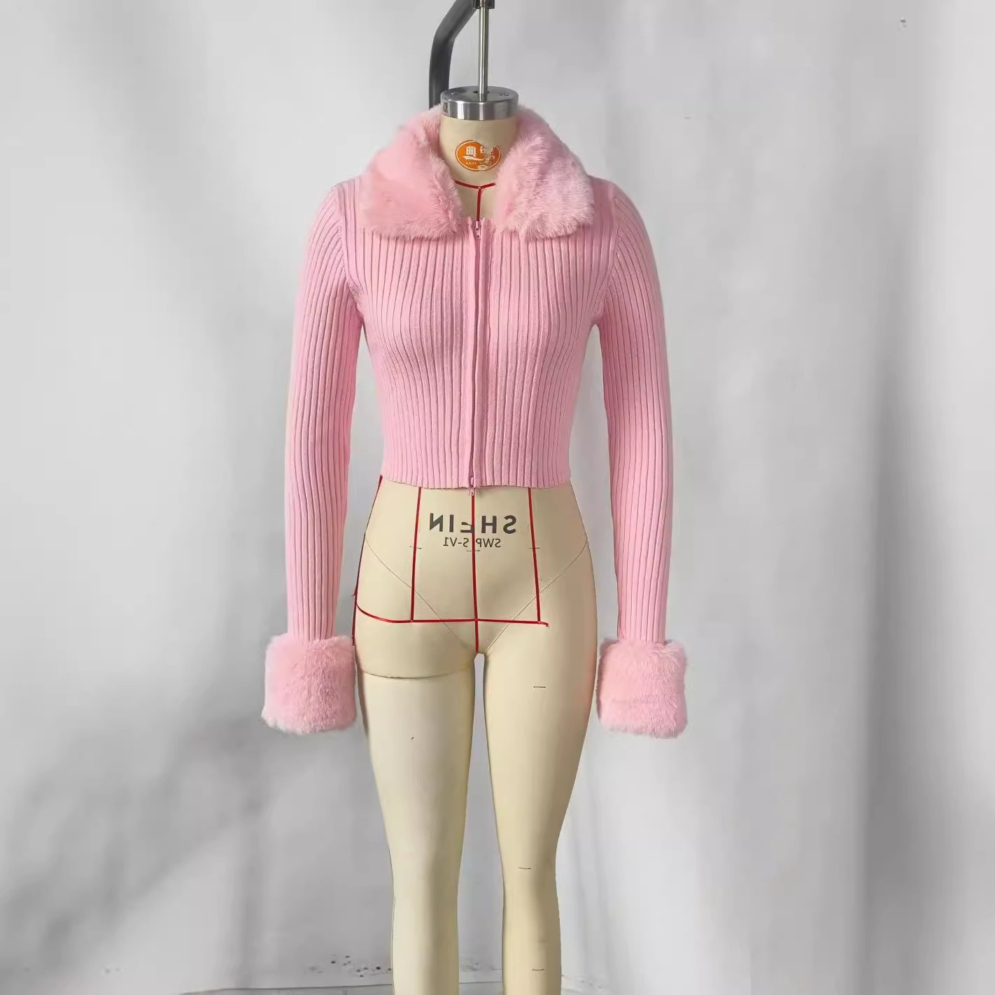 Pull en maille rose à col rond et coupe ajustée, manches courtes et longues, style européen et américain, poignets duveteux et fermeture éclair._voghion.com