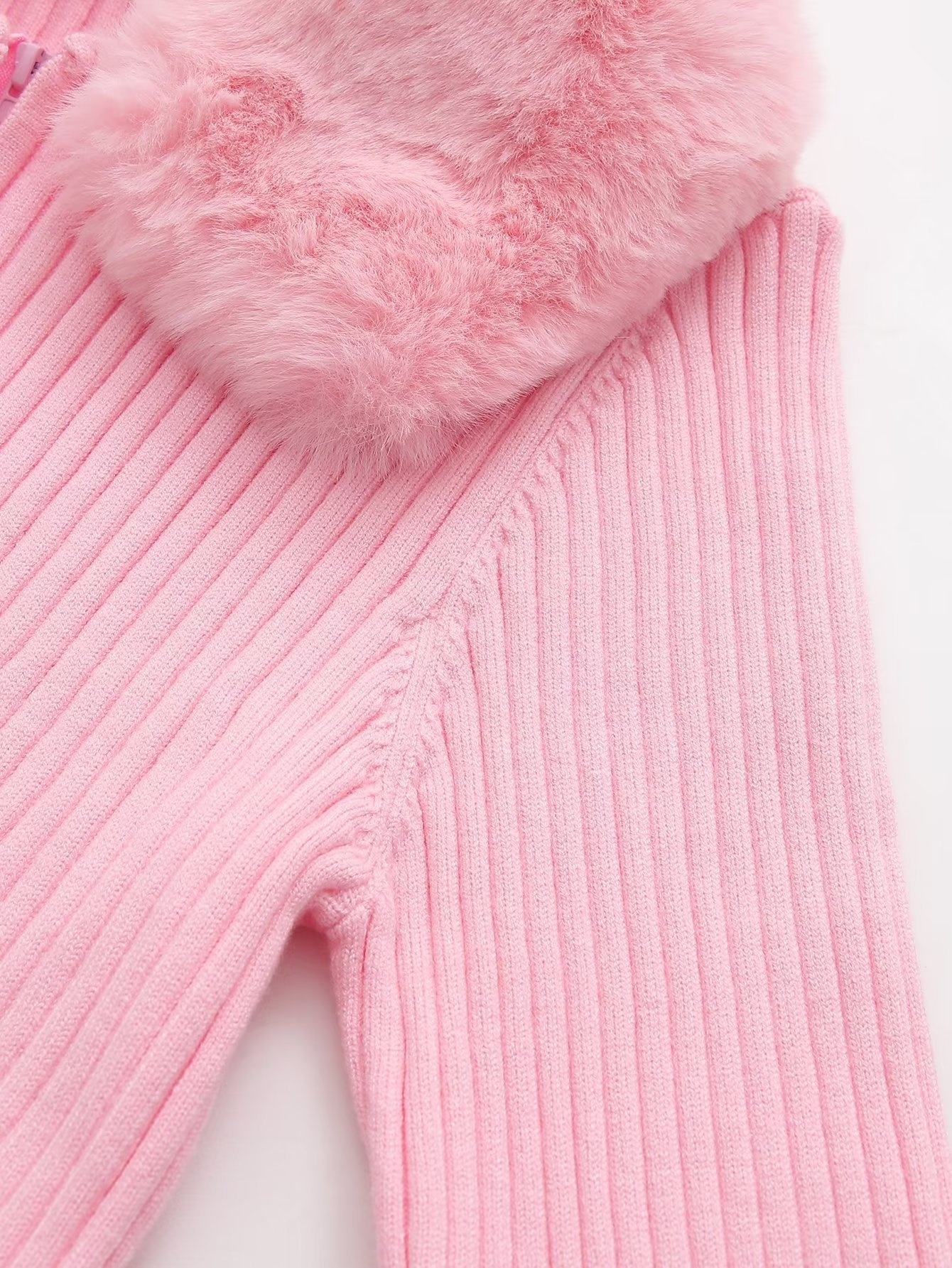 Pull en maille rose à col rond et coupe ajustée, manches courtes et longues, style européen et américain, poignets duveteux et fermeture éclair._voghion.com