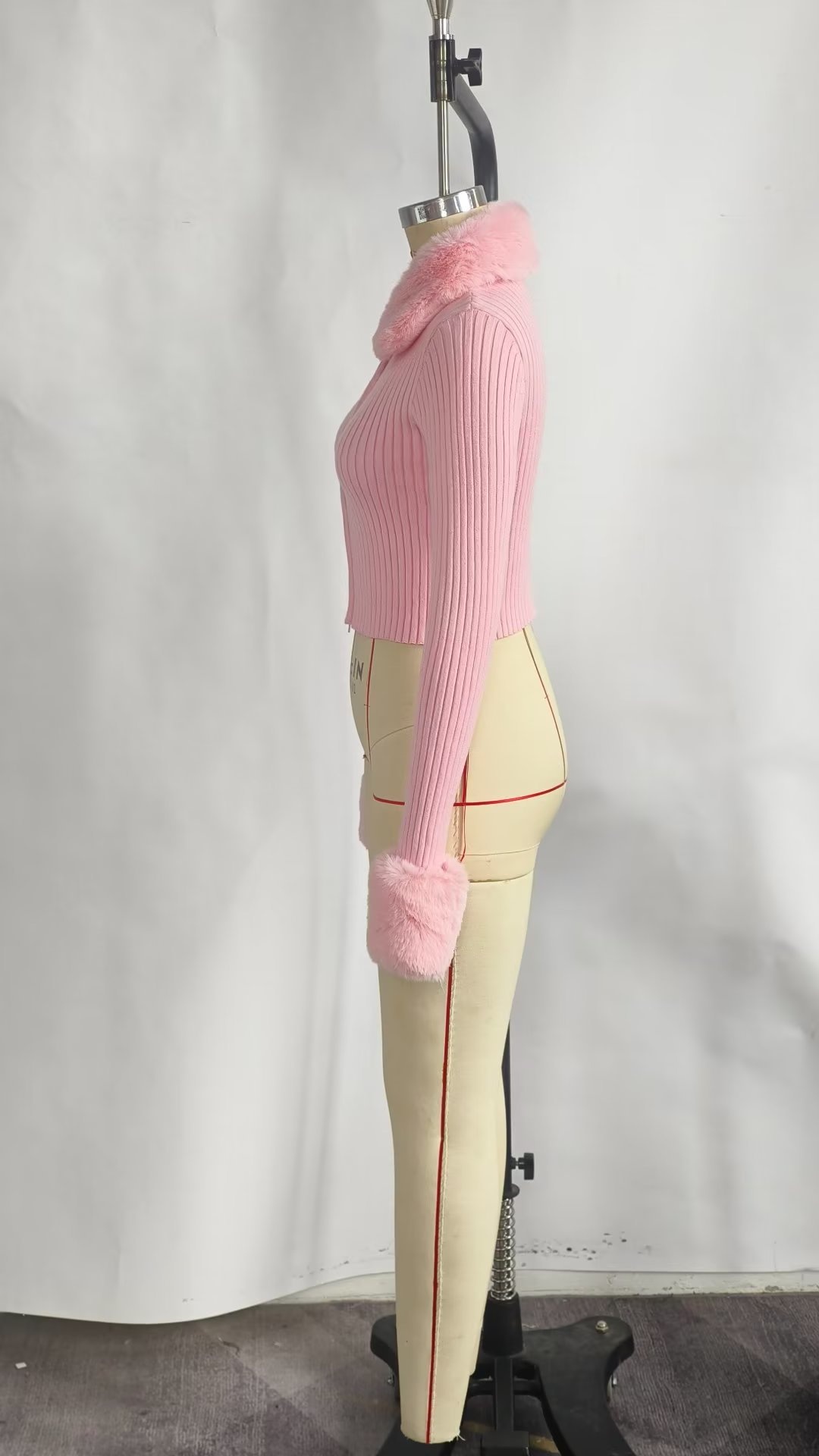 Pull en maille rose à col rond et coupe ajustée, manches courtes et longues, style européen et américain, poignets duveteux et fermeture éclair._voghion.com