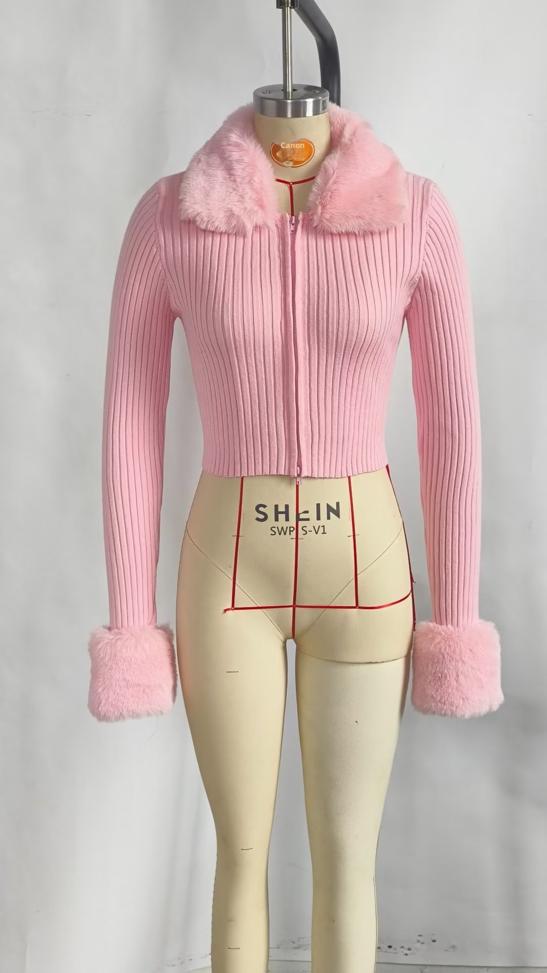 Pull en maille rose à col rond et coupe ajustée, manches courtes et longues, style européen et américain, poignets duveteux et fermeture éclair._voghion.com