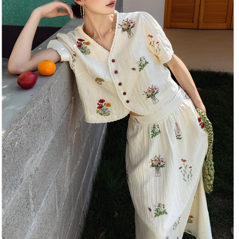ChicShe ChicShe ChicShe 2025 Nowy Shishiyou Lniany T-shirt z haftem i krótkim rękawem Letni leniwy zestaw spódniczek w stylu pół spódnicy damski_voghion.com
