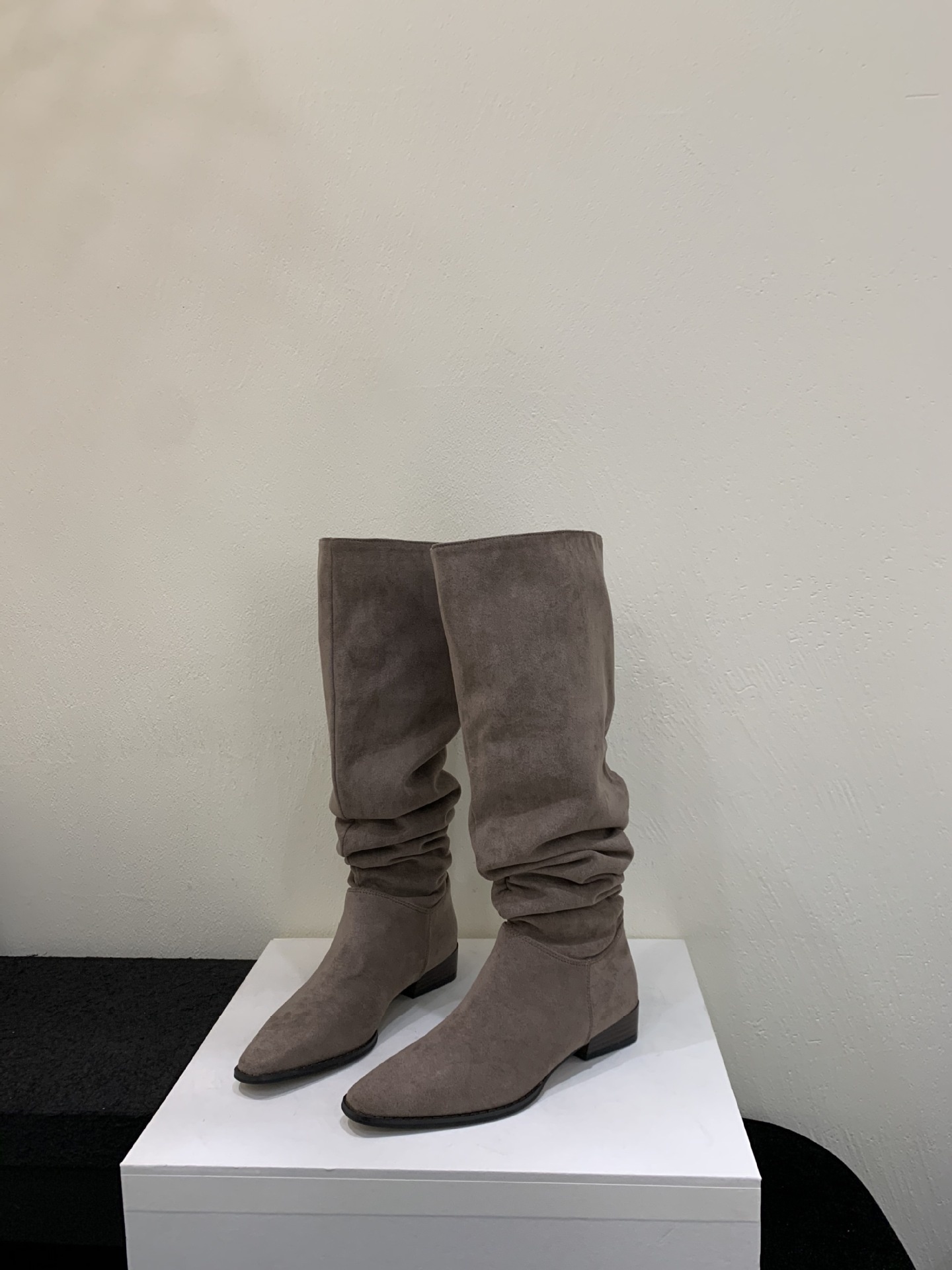 ShoeGlobe ShoeGlobe ShoeGlobe Stacked Women's Riding Retro Suede Chunky Heel Square Toe 2024 New Wrinkled High Tube Long Boots_voghion.com