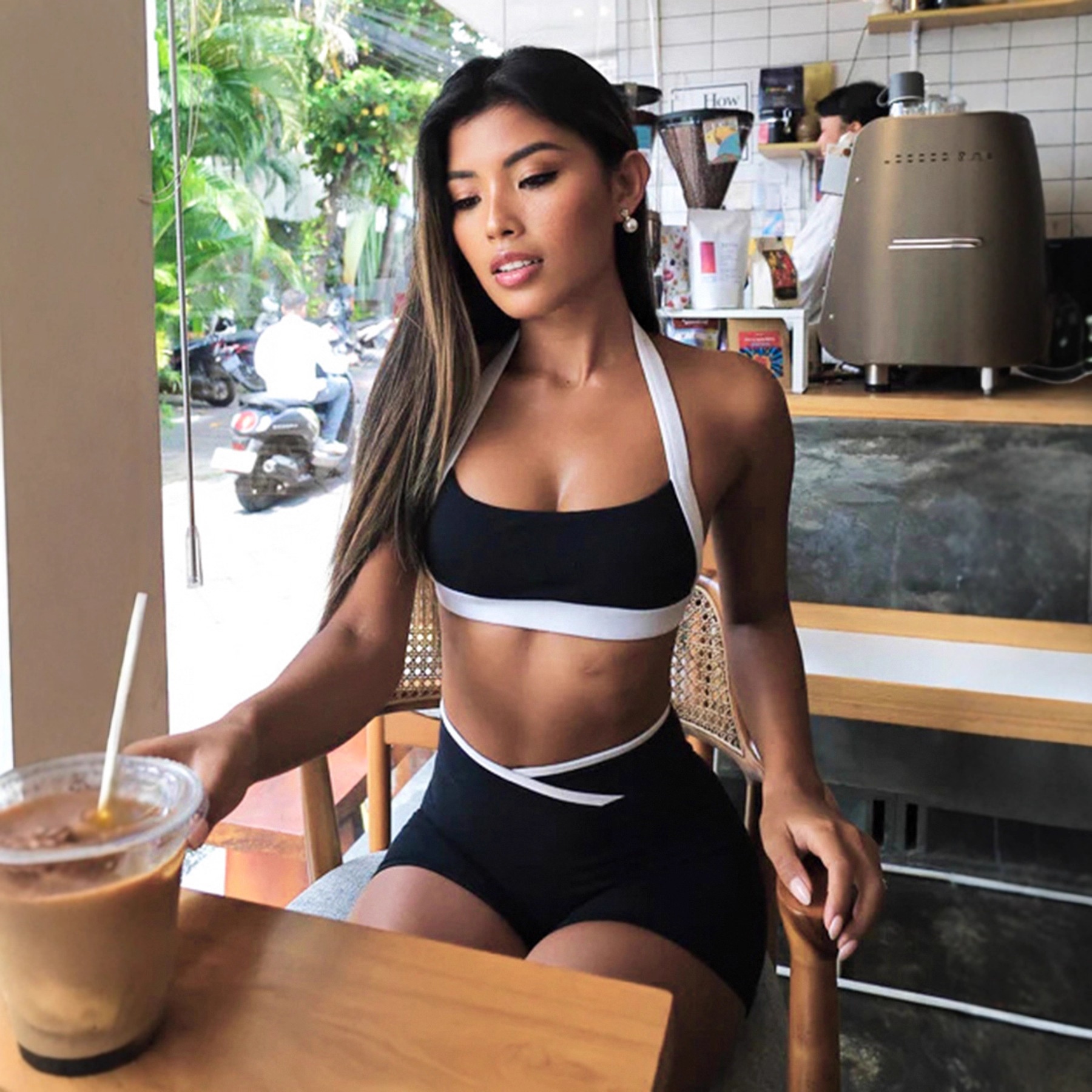 ChicShe Europejski i amerykański modny, blok kolorów, krótki top z dekoltem halter i dekoltem w serek, skrócony top, szorty z wysokim stanem, dopasowany krój, joga, sport, swobodny_voghion.com