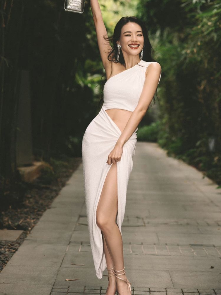 ChicShe ChicShe Shu Qi Même style Robe sexy haut de gamme à épaules dénudées sans manches Robe moulante élégante fendue et asymétrique_voghion.com