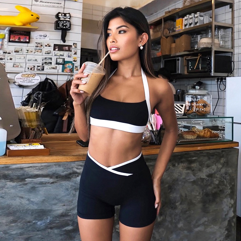 ChicShe Europejski i amerykański modny, blok kolorów, krótki top z dekoltem halter i dekoltem w serek, skrócony top, szorty z wysokim stanem, dopasowany krój, joga, sport, swobodny_voghion.com