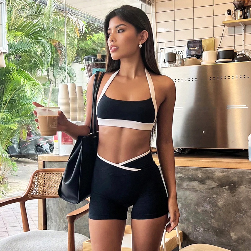 ChicShe Europejski i amerykański modny, blok kolorów, krótki top z dekoltem halter i dekoltem w serek, skrócony top, szorty z wysokim stanem, dopasowany krój, joga, sport, swobodny_voghion.com