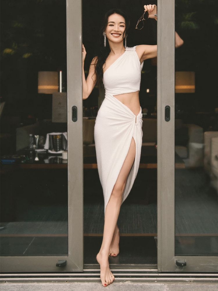 ChicShe ChicShe Shu Qi Même style Robe sexy haut de gamme à épaules dénudées sans manches Robe moulante élégante fendue et asymétrique_voghion.com