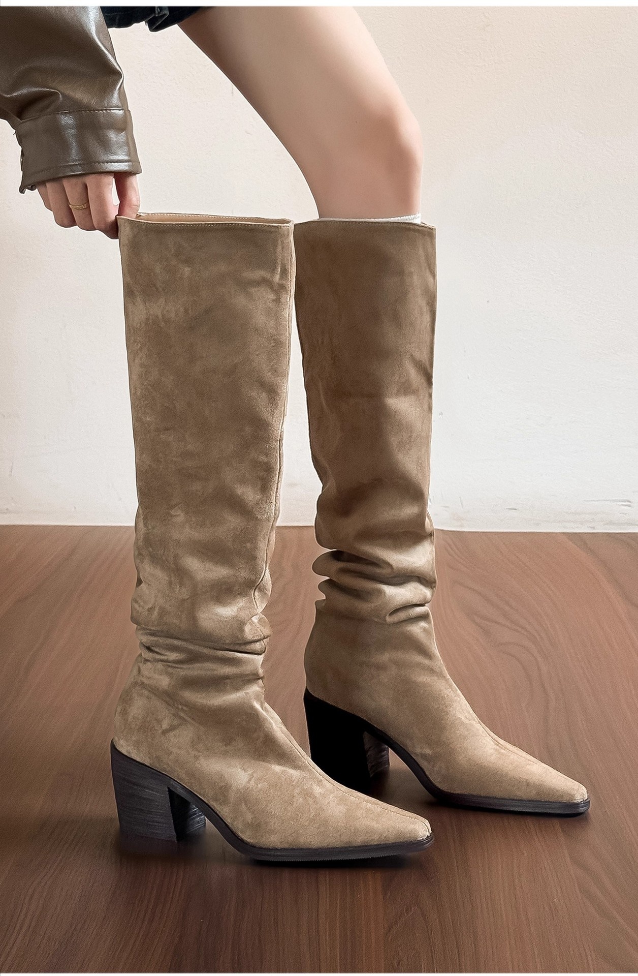 ShoeGlobe ShoeGlobe ShoeGlobe En stock ~ Bottes western rétro montantes, amincissantes, plissées, à large ouverture, talon épais, style automne_voghion.com