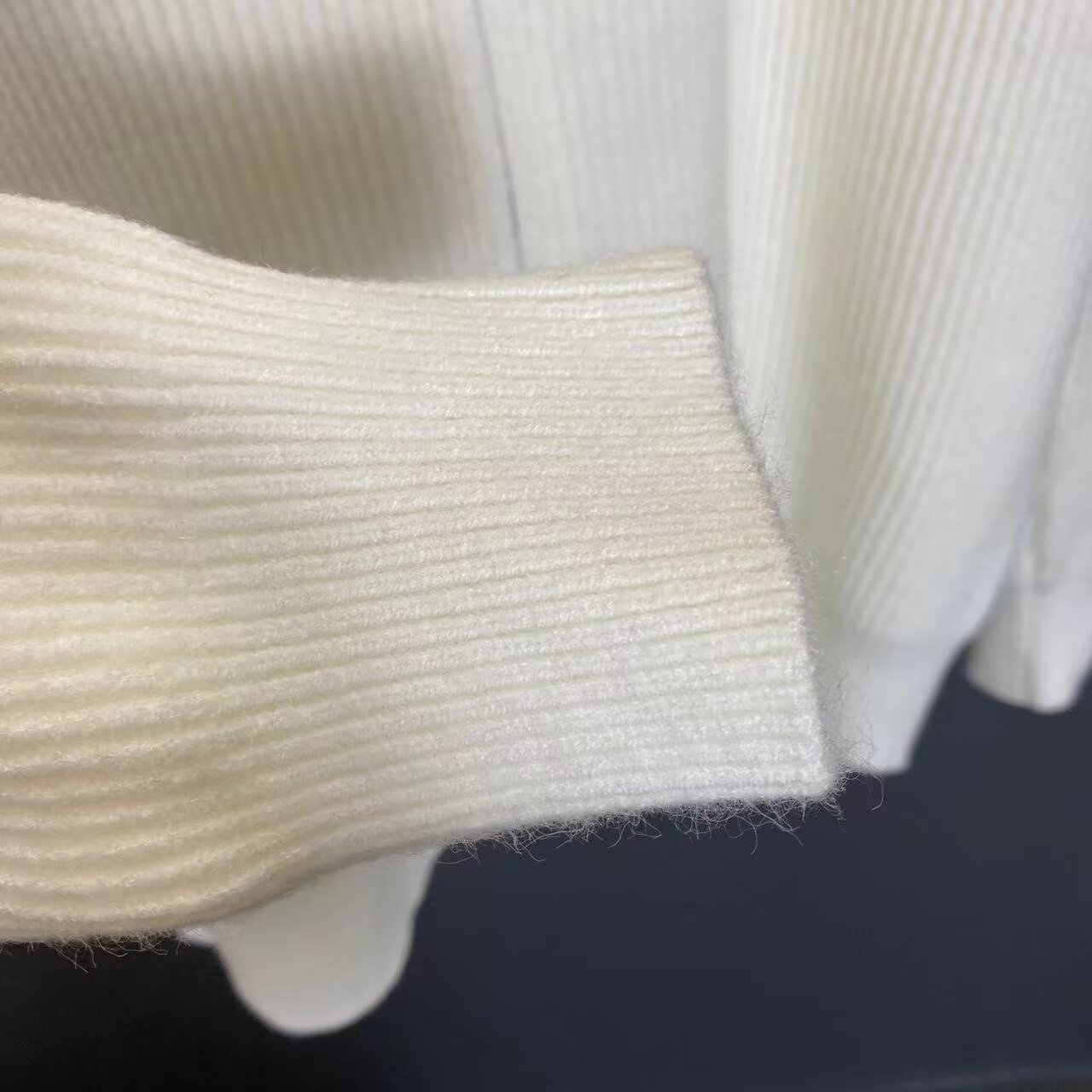 Junge Junge Junge Junge Herbst 2024 Neue Strickjacke im amerikanischen Retro-Stil, lässiger Lazy Style, V-Ausschnitt, Strickpullover für Herren, einfarbig_voghion.com