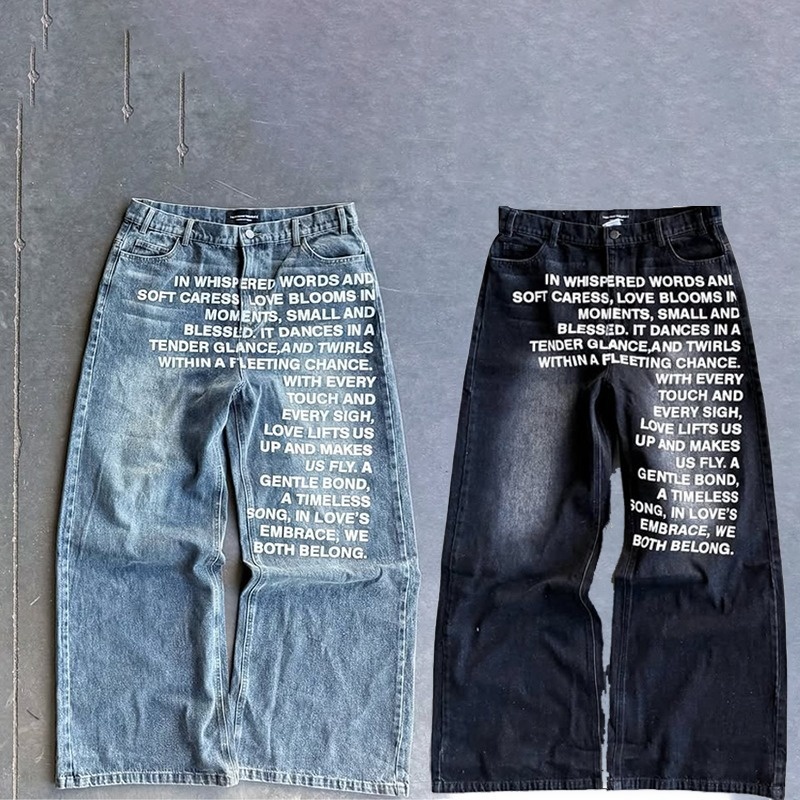 Europäische und amerikanisch inspirierte Retro-Jeans mit Buchstabenmuster, gewaschen, locker geschnitten – ein trendiger Streetwear-Look für Herren._voghion.com