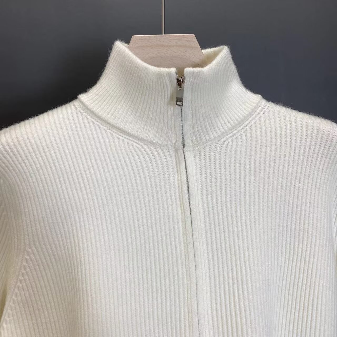 Junge Junge Junge Junge Herbst 2024 Neue Strickjacke im amerikanischen Retro-Stil, lässiger Lazy Style, V-Ausschnitt, Strickpullover für Herren, einfarbig_voghion.com