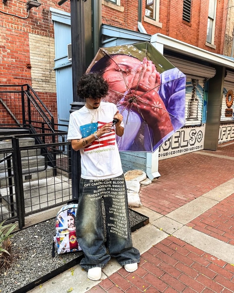 Europäische und amerikanisch inspirierte Retro-Jeans mit Buchstabenmuster, gewaschen, locker geschnitten – ein trendiger Streetwear-Look für Herren._voghion.com