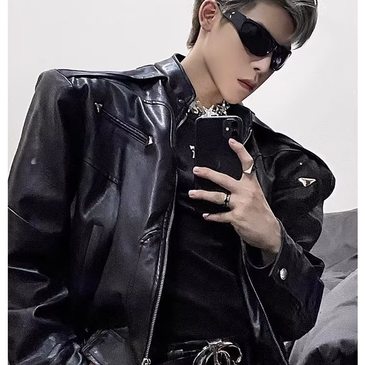 Kurze, gepolsterte Schulterpartie für Herren, trendige, hochwertige Motorrad-Lederjacke im europäischen und amerikanischen Streetstyle mit Stehkragen_voghion.com