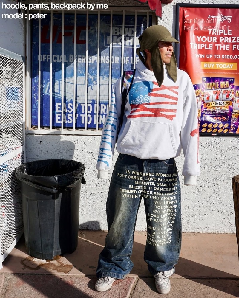 Europäische und amerikanisch inspirierte Retro-Jeans mit Buchstabenmuster, gewaschen, locker geschnitten – ein trendiger Streetwear-Look für Herren._voghion.com