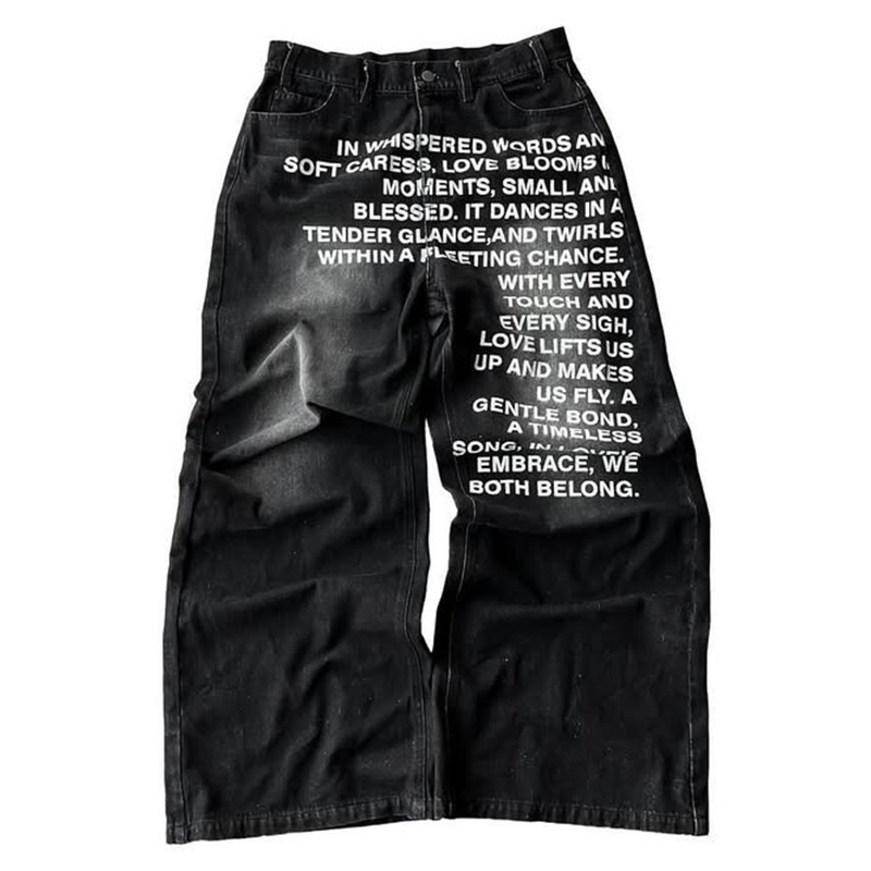 Europäische und amerikanisch inspirierte Retro-Jeans mit Buchstabenmuster, gewaschen, locker geschnitten – ein trendiger Streetwear-Look für Herren._voghion.com