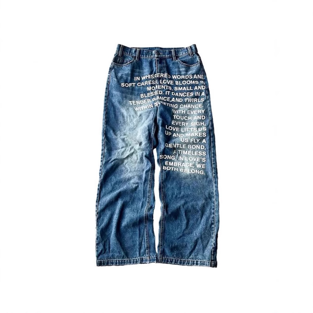 Europäische und amerikanisch inspirierte Retro-Jeans mit Buchstabenmuster, gewaschen, locker geschnitten – ein trendiger Streetwear-Look für Herren._voghion.com