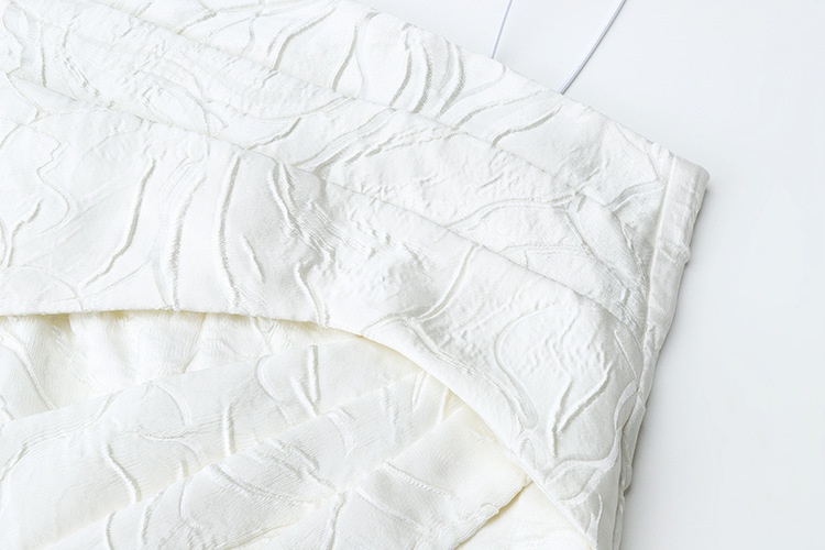 ChicShe ChicShe Robe courte blanche élégante et gracieuse à fines bretelles, style français, avec une coupe cintrée et un design raffiné. Robe jacquard._voghion.com