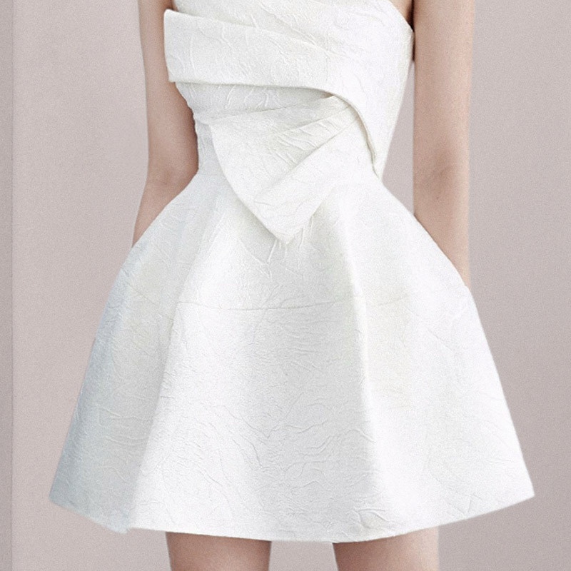 ChicShe ChicShe Robe courte blanche élégante et gracieuse à fines bretelles, style français, avec une coupe cintrée et un design raffiné. Robe jacquard._voghion.com