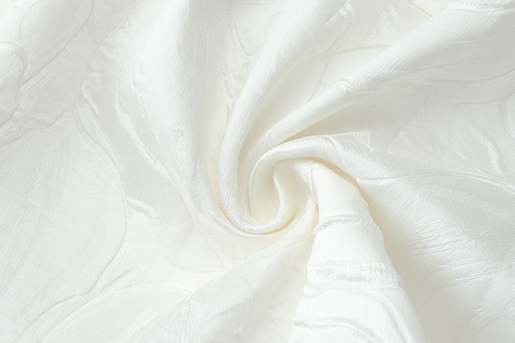 ChicShe ChicShe Robe courte blanche élégante et gracieuse à fines bretelles, style français, avec une coupe cintrée et un design raffiné. Robe jacquard._voghion.com