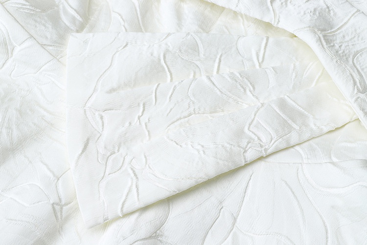 ChicShe ChicShe Robe courte blanche élégante et gracieuse à fines bretelles, style français, avec une coupe cintrée et un design raffiné. Robe jacquard._voghion.com