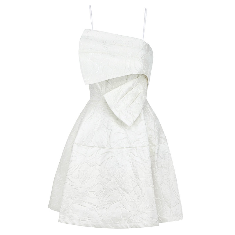 ChicShe ChicShe Robe courte blanche élégante et gracieuse à fines bretelles, style français, avec une coupe cintrée et un design raffiné. Robe jacquard._voghion.com