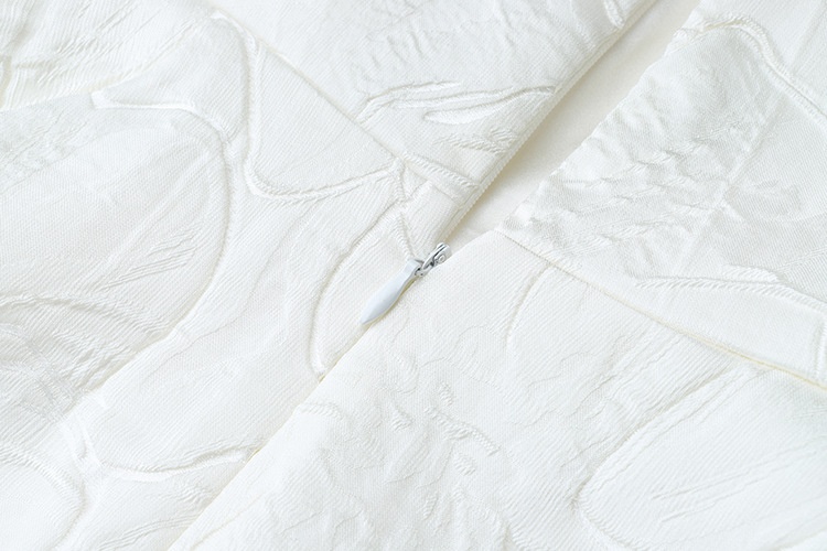 ChicShe ChicShe Robe courte blanche élégante et gracieuse à fines bretelles, style français, avec une coupe cintrée et un design raffiné. Robe jacquard._voghion.com