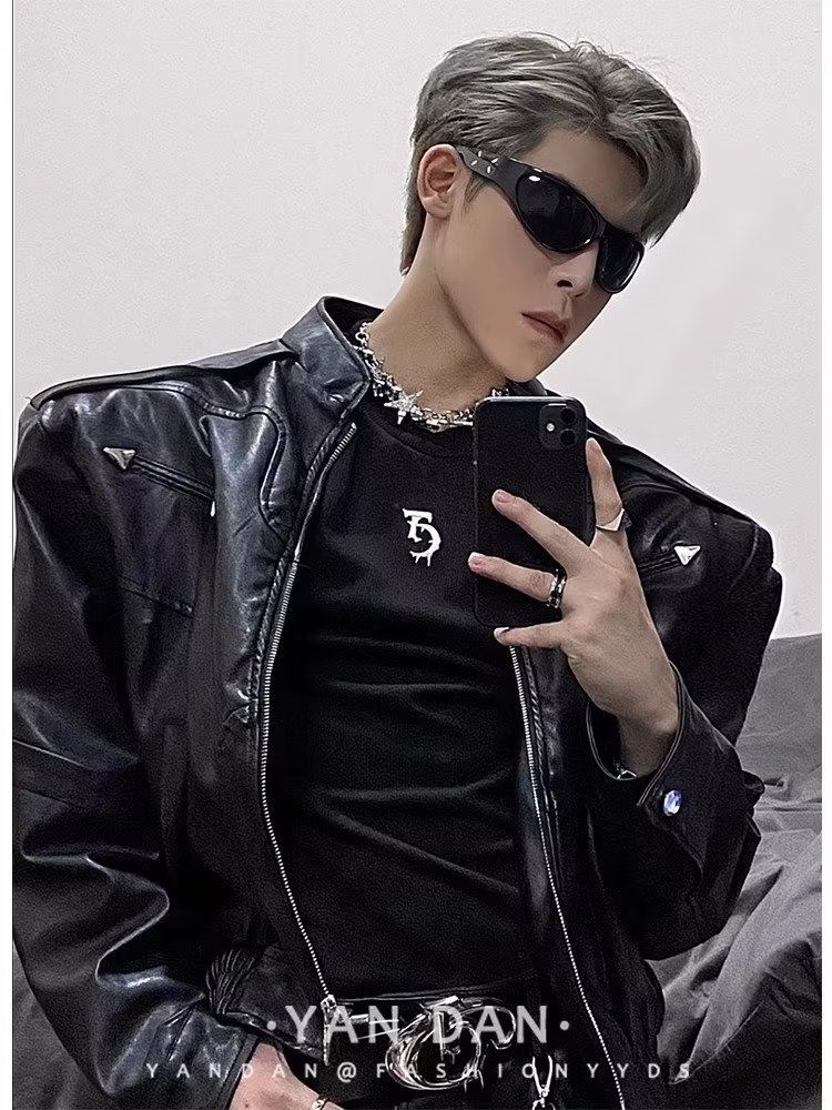 Kurze, gepolsterte Schulterpartie für Herren, trendige, hochwertige Motorrad-Lederjacke im europäischen und amerikanischen Streetstyle mit Stehkragen_voghion.com