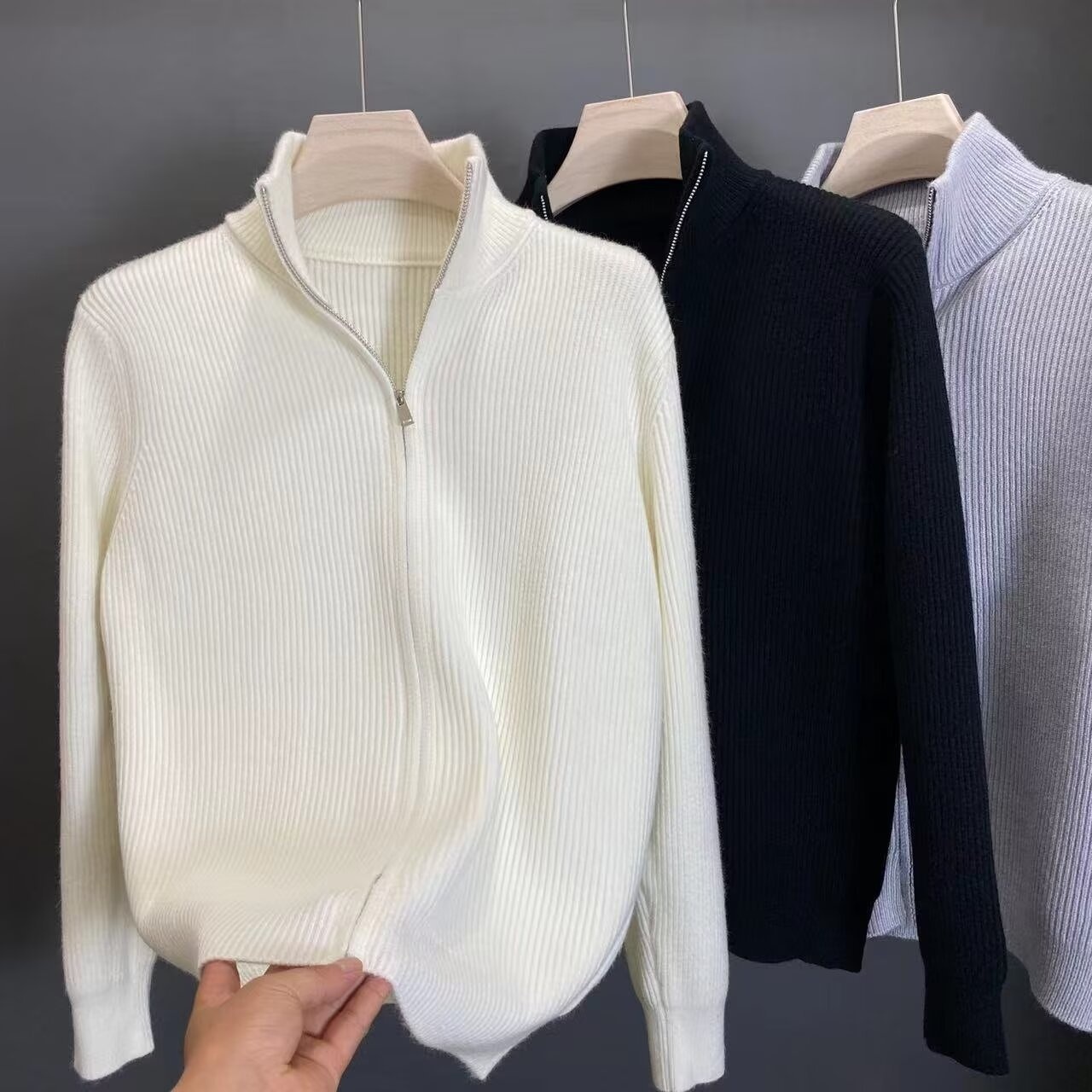 Junge Junge Junge Junge Herbst 2024 Neue Strickjacke im amerikanischen Retro-Stil, lässiger Lazy Style, V-Ausschnitt, Strickpullover für Herren, einfarbig_voghion.com