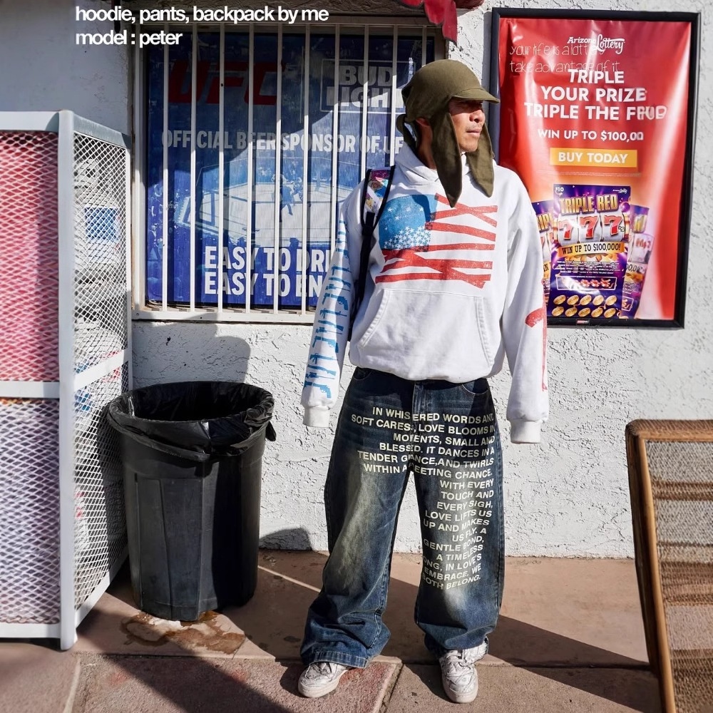 Europäische und amerikanisch inspirierte Retro-Jeans mit Buchstabenmuster, gewaschen, locker geschnitten – ein trendiger Streetwear-Look für Herren._voghion.com