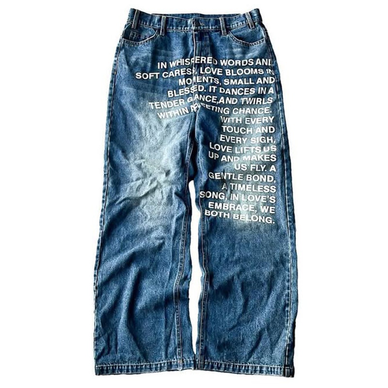 Europäische und amerikanisch inspirierte Retro-Jeans mit Buchstabenmuster, gewaschen, locker geschnitten – ein trendiger Streetwear-Look für Herren._voghion.com