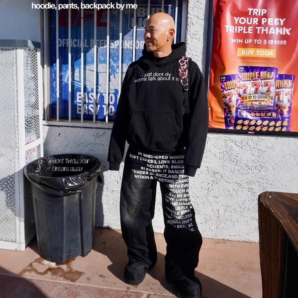 Europäische und amerikanisch inspirierte Retro-Jeans mit Buchstabenmuster, gewaschen, locker geschnitten – ein trendiger Streetwear-Look für Herren._voghion.com