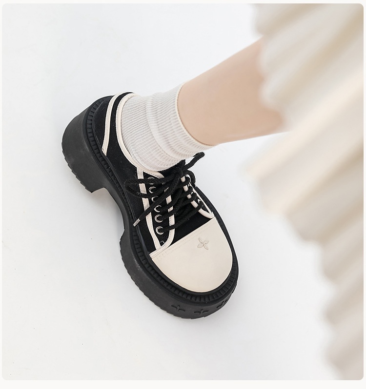 Voyage Voyage En stock Cross Flower Wilderness Derby pour femmes Mocassins à plateforme à semelle épaisse Nouvelles chaussures à lacets à bout unique_voghion.com