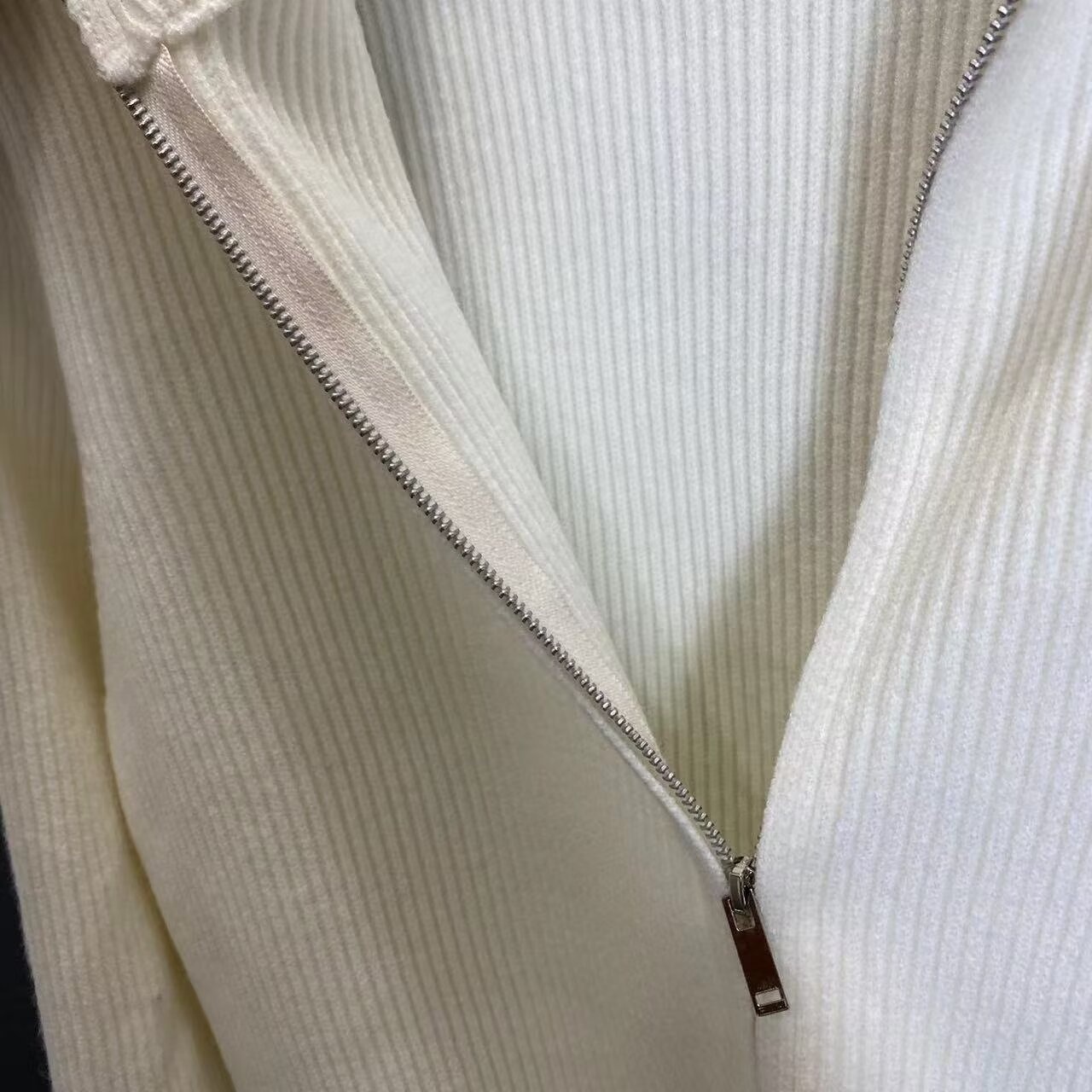 Junge Junge Junge Junge Herbst 2024 Neue Strickjacke im amerikanischen Retro-Stil, lässiger Lazy Style, V-Ausschnitt, Strickpullover für Herren, einfarbig_voghion.com