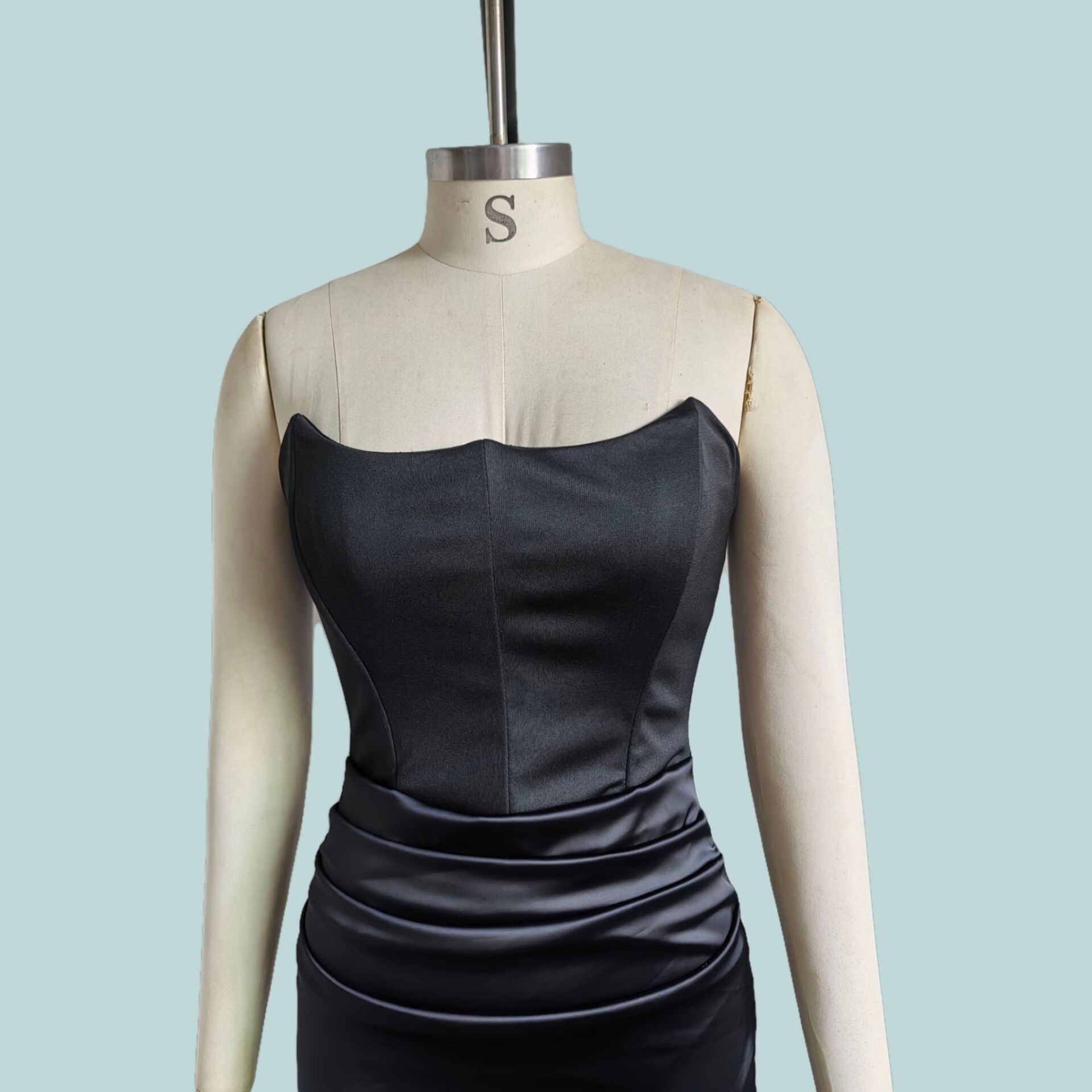 ChicShe ChicShe 2023 Abito da sera transfrontaliero europeo-americano, realizzato in raso di acetato setoso, evidenziato in nero per un look esclusivo e_voghion.com