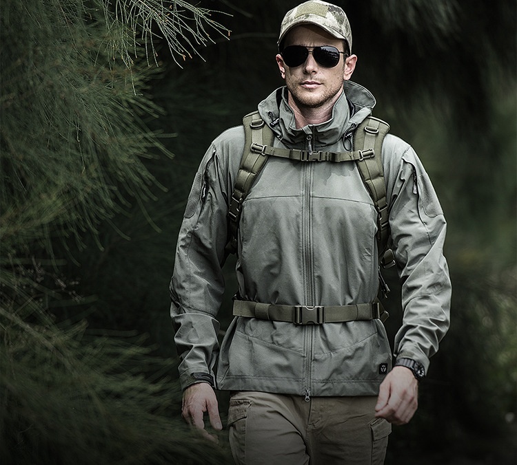 Veste softshell tactique légère pour homme, coupe-vent et imperméable, idéale pour les activités de plein air et les déplacements._voghion.com