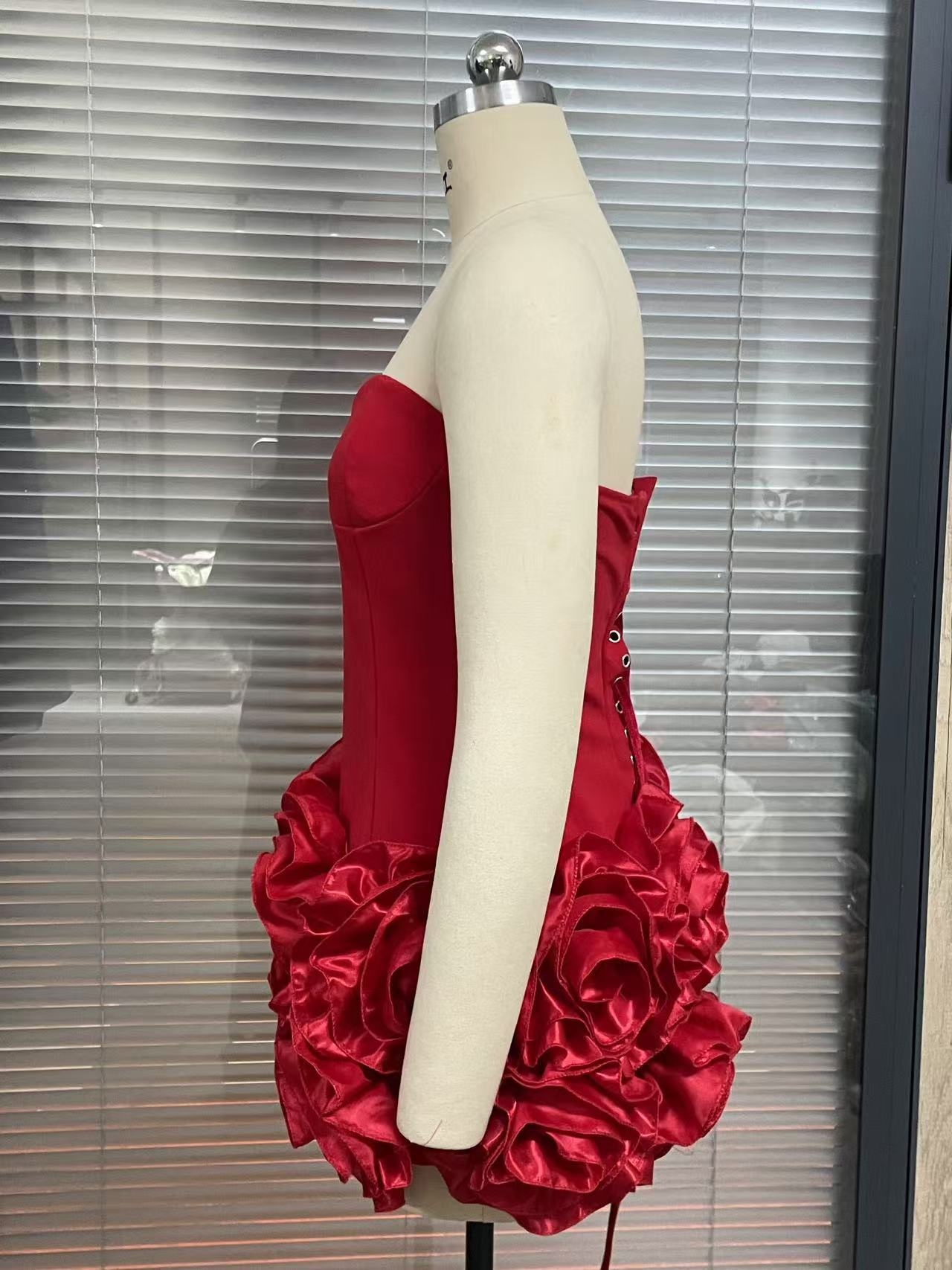 Robe moulante rouge d'été pour femme, style européen et américain, haut de gamme, sexy, sans bretelles, coupe ajustée, ourlet floral, ChicShe_voghion.com