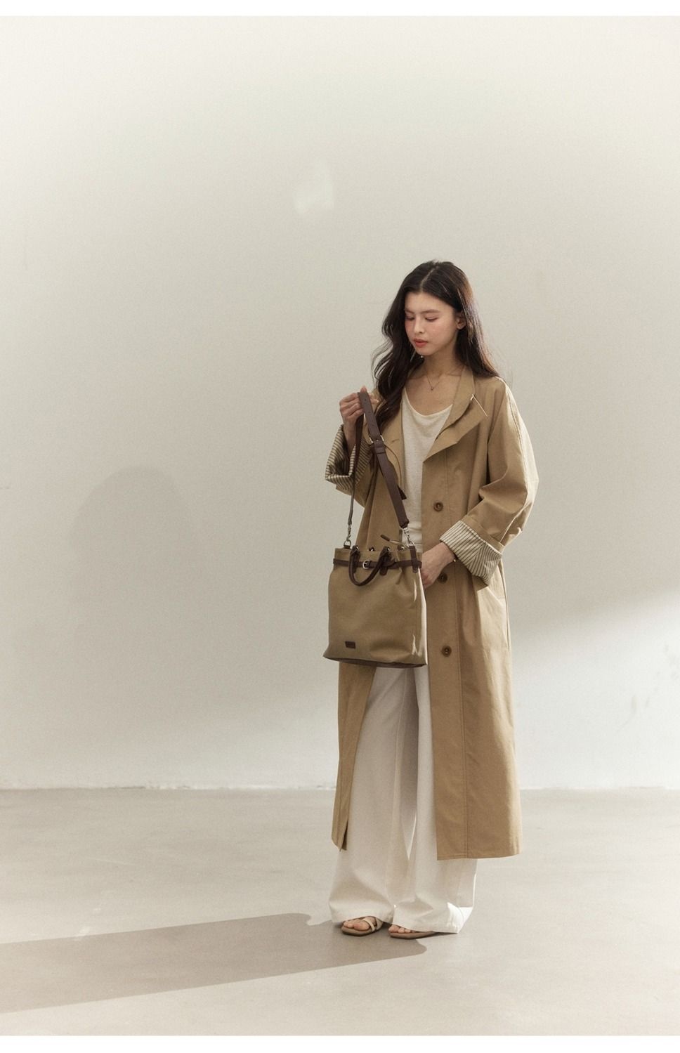 Damenbekleidung: Trenchcoat im Vintage-Stil mit Stehkragen, gestreiften Ärmeln, lockerer Passform, figurformend, hochwertig, lange Jacke_voghion.com