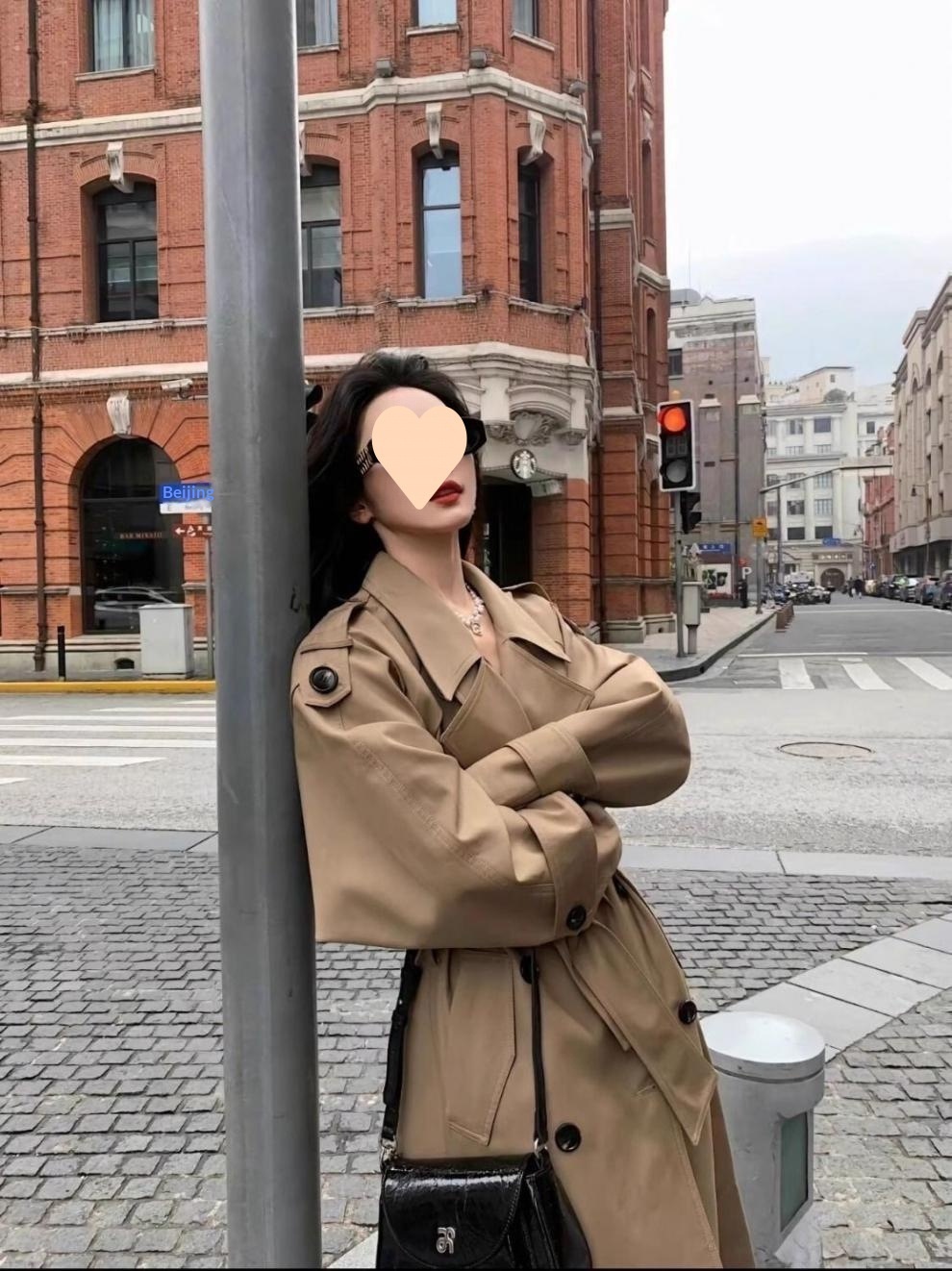 Neuer hochwertiger, kurviger, khakifarbener Mantel im britischen Stil für Frühling/Herbst 2025 – verlängerter, lässig-eleganter Mantel._voghion.com